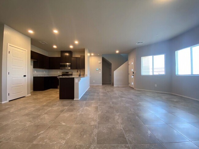 Foto del edificio - AMAZING GATED 3 BED 2.5 BATH 2 CAR GARAGE !