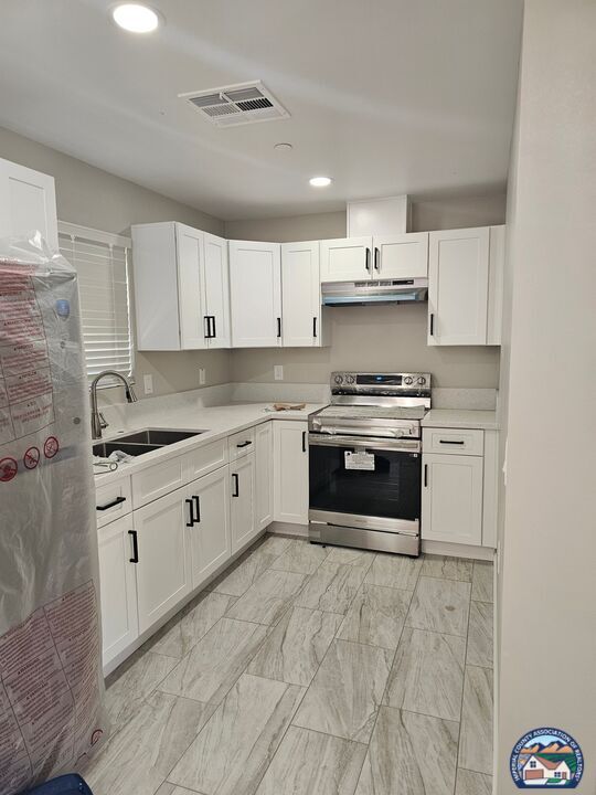 Building Photo - 172 W Alamo St