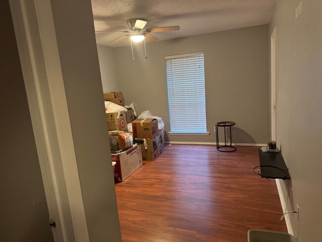 Foto del edificio - AUGUST PRE-LEASE!  Spacious 2 Bedroom 2 Bathroom on Bus Route!