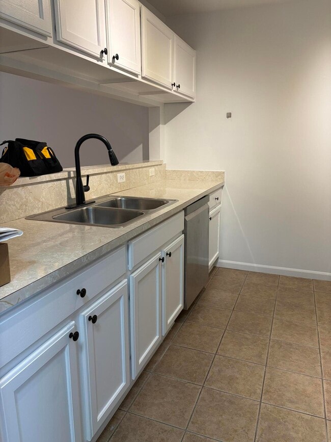 Foto del edificio - 3245 Reeves Dr