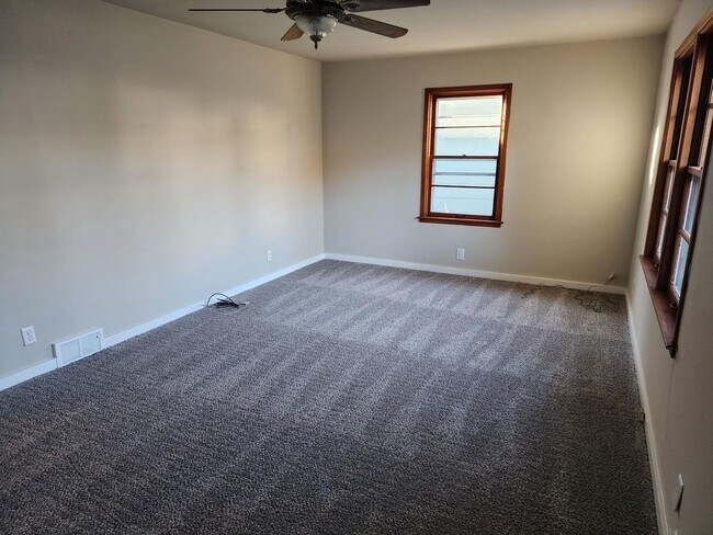 Foto del edificio - 2 Bedroom house with a carport!