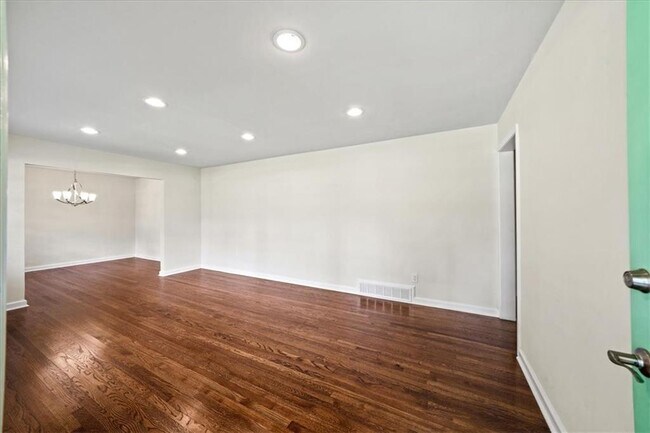 Building Photo - 2038 S Akin Dr