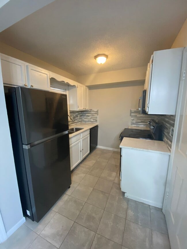 Building Photo - NEW PRICE - Updated Townhome Available for Rent in Roswell!