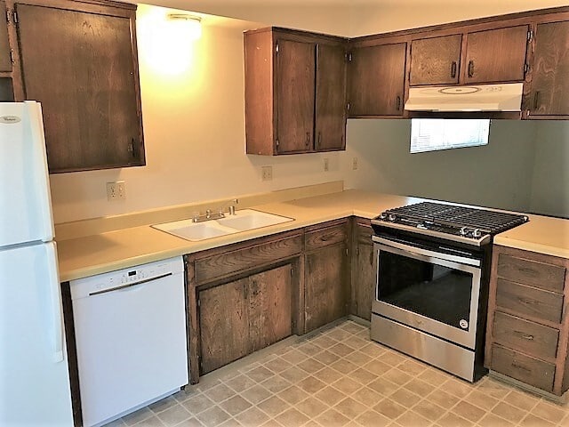 Building Photo - 2 Bedroom Townhouse with Fenced Yard by Harloe Elementary School