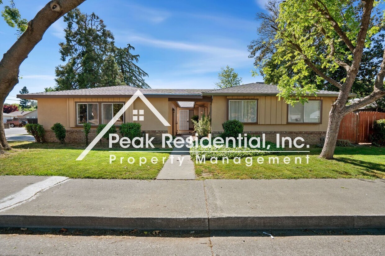 Foto principal - Updated Woodland 2bd/1ba Duplex
