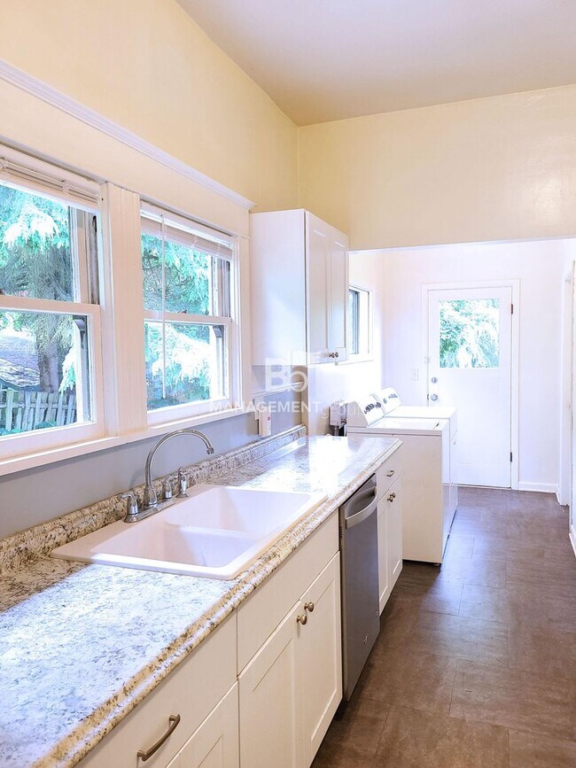 Foto del edificio - Charming Milwaukie Home on Spacious Lot! Updated Kitchen, Hardwood Floors & More!