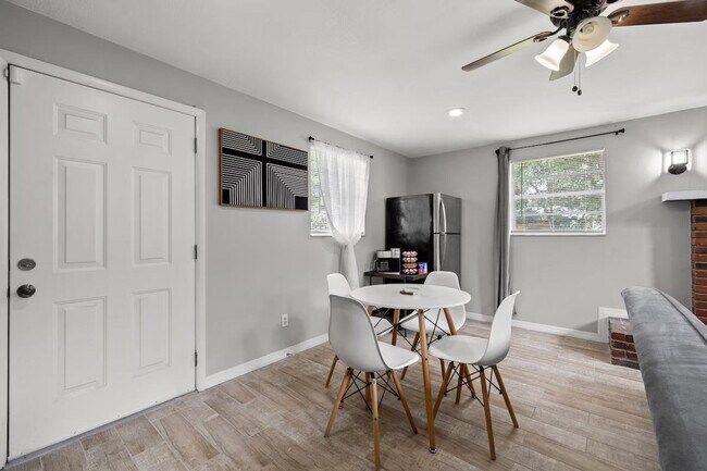 Building Photo - 4314 E Henry Ave