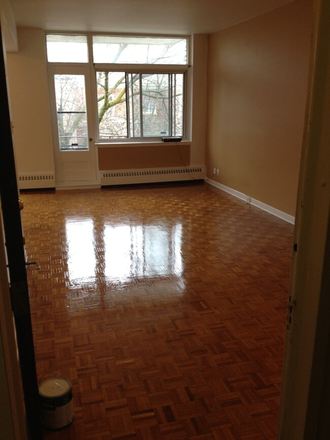 Building Photo - 4010 Av Northcliffe