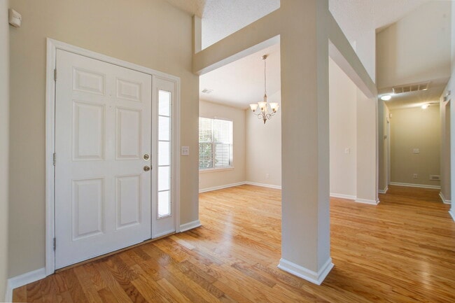 Foto del edificio - 454 Hainesworth Dr