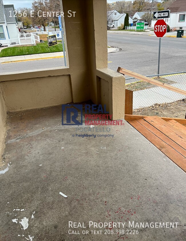 Building Photo - 3 Bedroom 2 bath House - with Garage