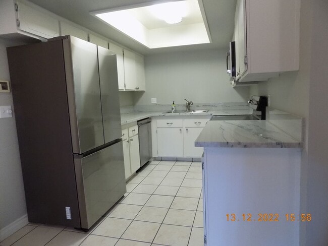Building Photo - Gorgeous remodeled town home
