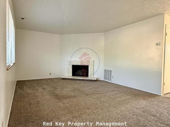 Building Photo - Noble Rd. Duplex