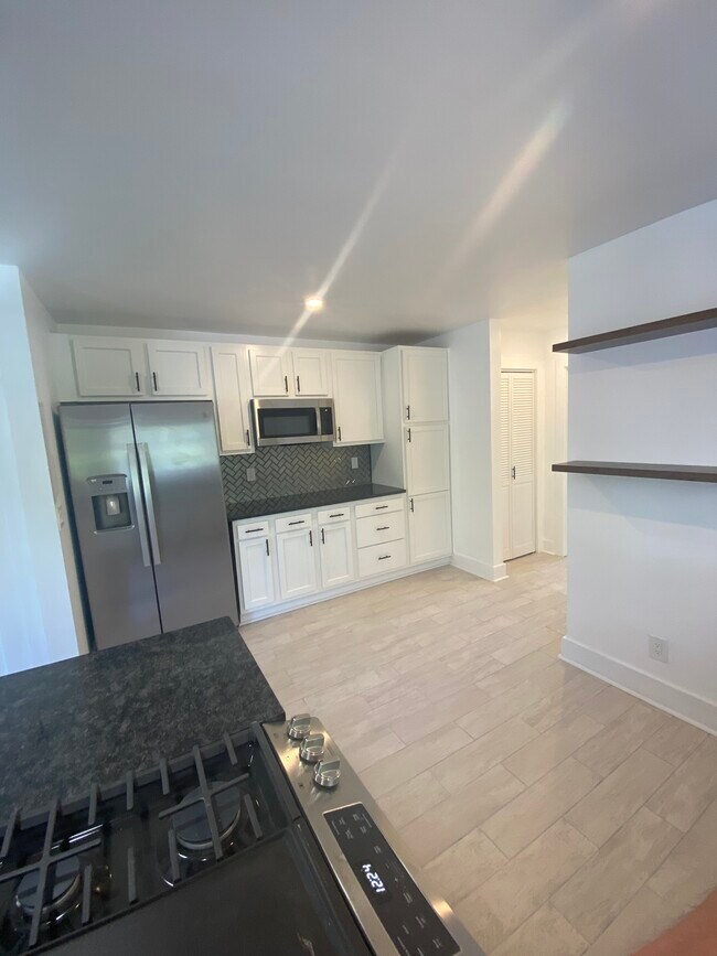 Coffee bar and fridge with ice maker - 3035 Cleinview Ave