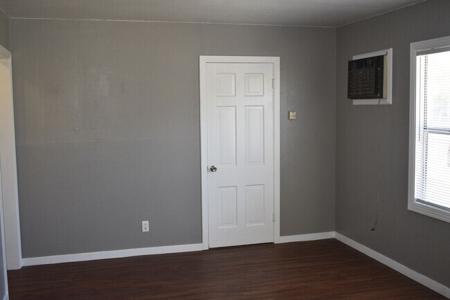 Foto del edificio - 5207 Gordon Dr