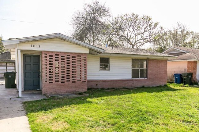 Building Photo - 1038 Woodlawn Dr