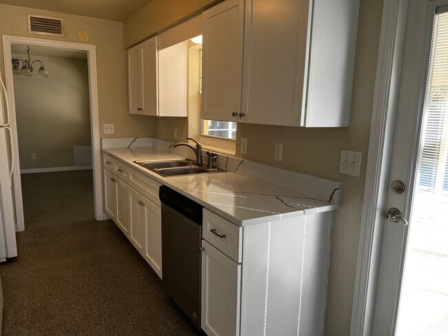 Foto del edificio - 141 Diane Cir