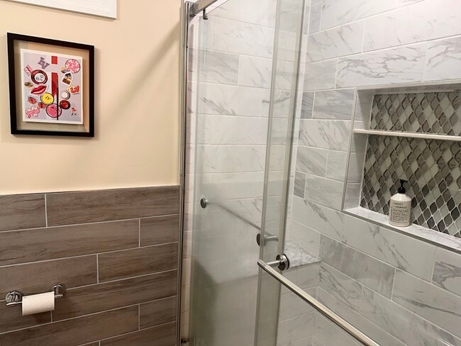 Building Photo - 5233 Queensberry Ave