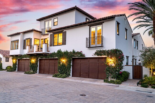 Building Photo - 233 Calle La Soledad
