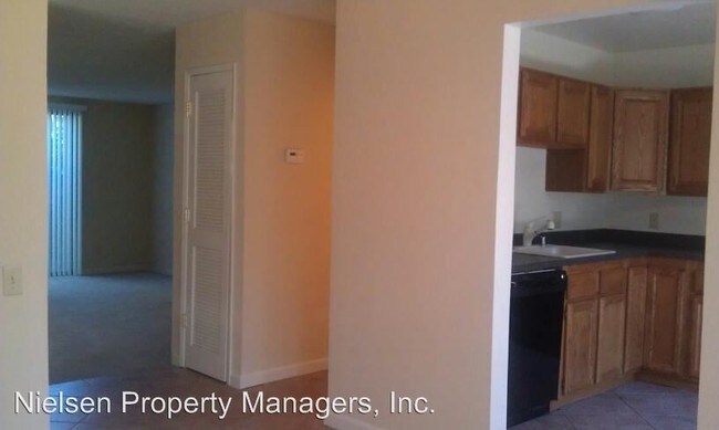 Building Photo - 878 Woodside Ln E