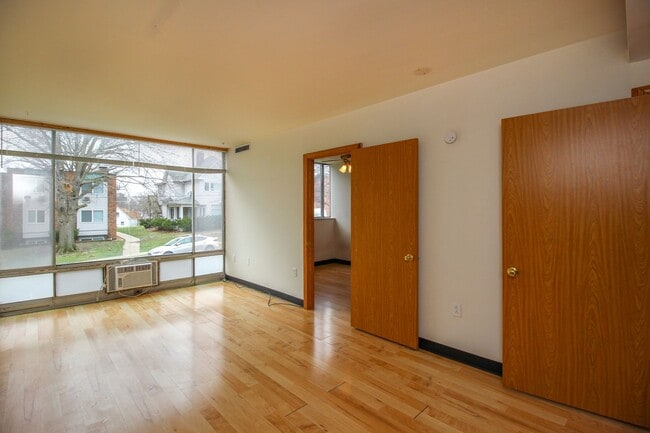 Building Photo - 2BR/1BA Apartment - Near Campus - Swift access to Class! WATER INCLUDED! $1,000/MO