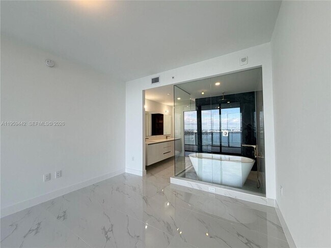 Foto del edificio - 700 NE 24th St