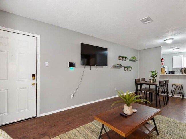 Building Photo - 3631 N MacGregor Way