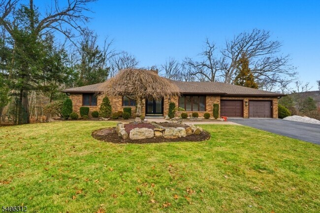 Foto del edificio - 12 McCaffrey Ln