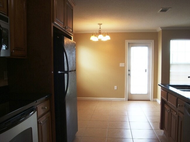 Building Photo - Charming 3BR/2BA Home with Fenced Yard, Ga...