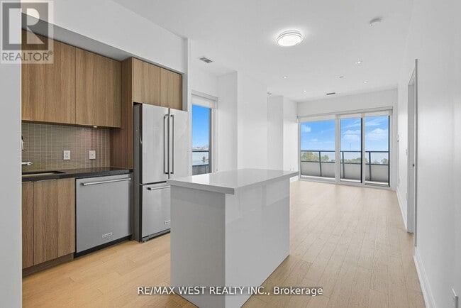 Building Photo - 20 Shore Breeze Dr