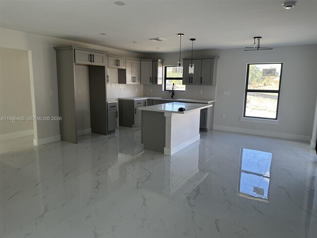 Foto del edificio - 712 Euston Ave S