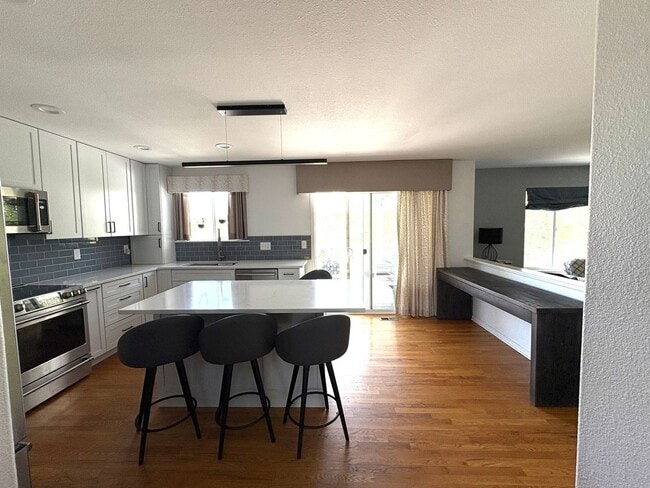 Building Photo - 4BR house on open space close to pool, tra...