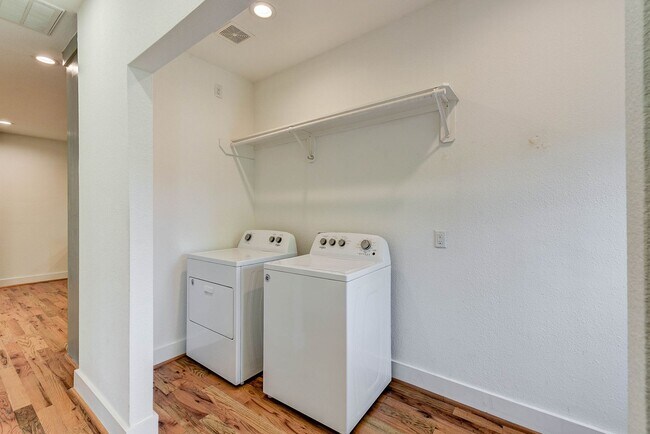 Building Photo - Cozy One Bedroom in Greater Eastwood!