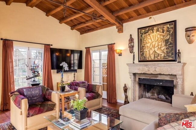 Foto del edificio - 6335 Warner Dr