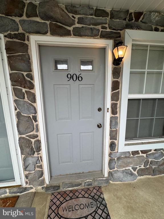 Building Photo - 906 Mews Dr