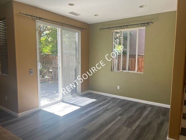 Foto del edificio - 3 Bedroom Home For Rent in Valencia