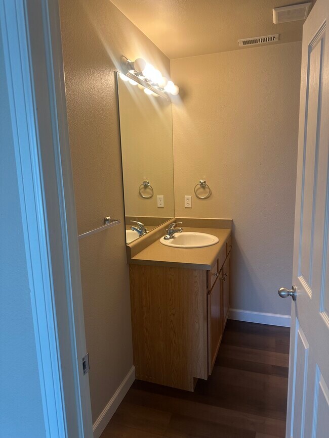 Foto del edificio - 922 Village Cir