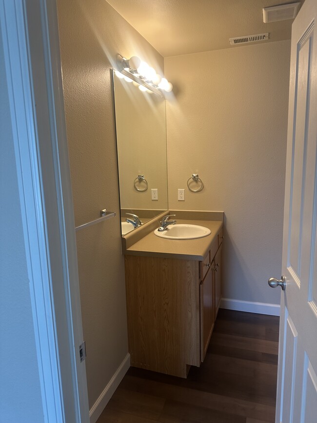 Building Photo - 922 Village Cir