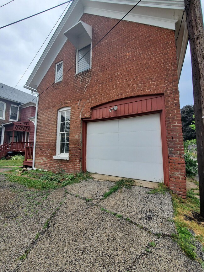 Building Photo - 508 E Maple Ave