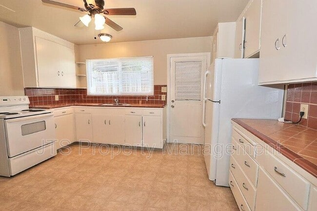 Building Photo - 4439 V St