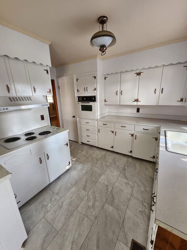 Foto del edificio - 3-Bedroom Home in Sparta with Hardwood Floors, Carport & Covered Porches