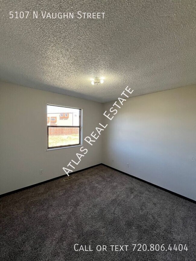 Building Photo - Beautifully updated 5 Bedroom 3 Bath in De...