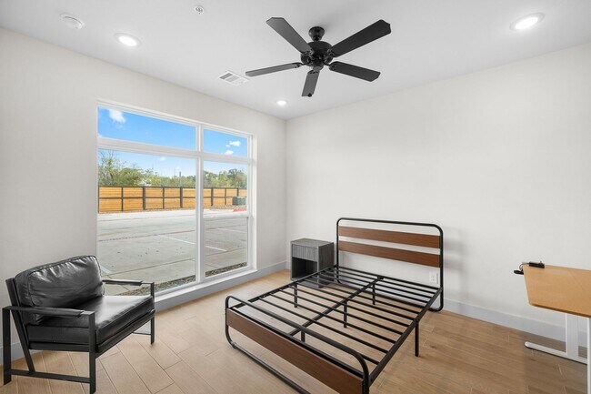 Foto del edificio - Available August 2026! BRAND NEW 3-Story 5Bed/5Bath Townhome across from Blinn!