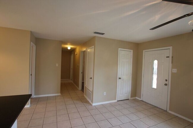 Building Photo - Cute 3 bedroom 2 bath duplex in Flint!