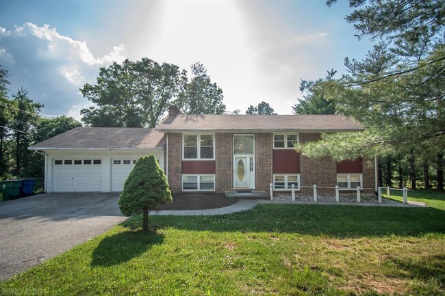 Building Photo - Blacksburg, Very spacious 2 BR / 2 BA, Ava...