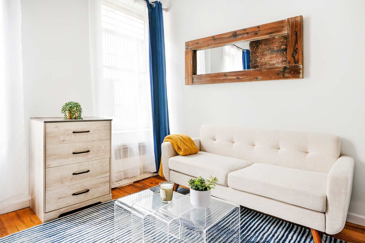 Foto principal - 240 E 26th St