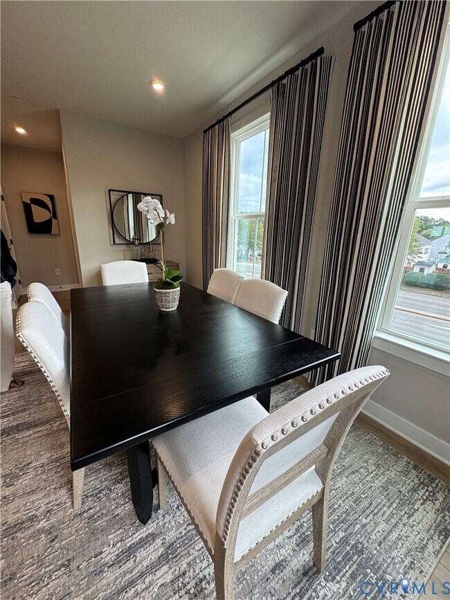 Foto del edificio - 8001 Lake Laurel Ln