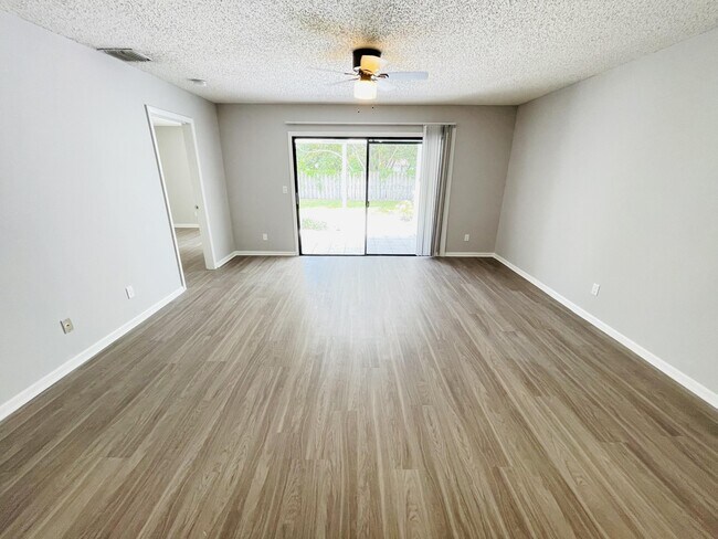 Foto del edificio - 3725 Park Lane Villas Rd