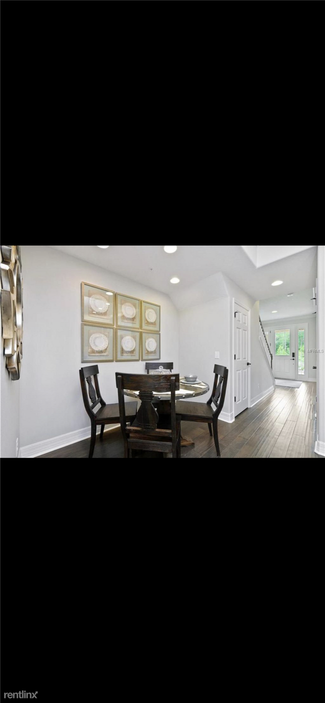 Building Photo - 3 br, 2.5 bath Townhome - 8979 Randal Park...