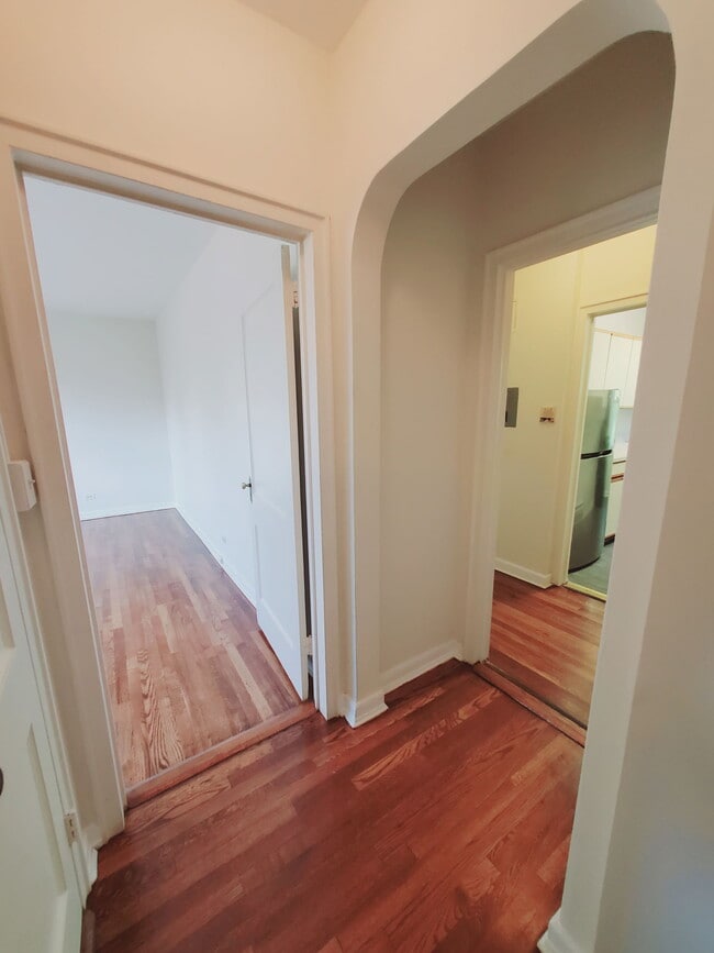 Building Photo - 104 Woodside Green