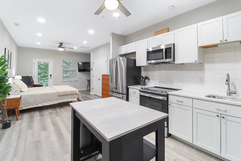 Primary Photo - 100 Stratford Lakes Dr